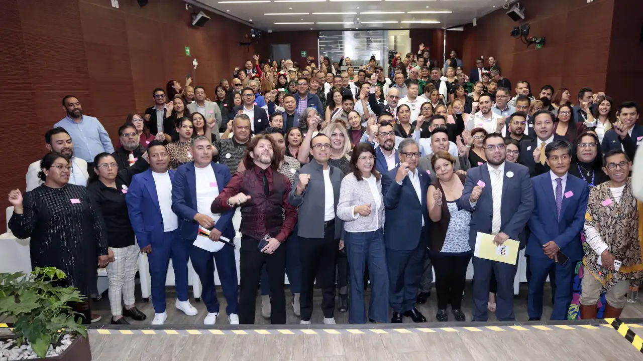 Personas participan en un foro legislativo sobre acciones afirmativas LGBTIQ+