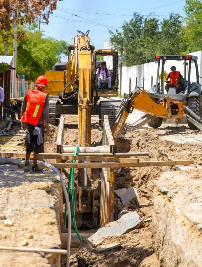 Trabajos de construcción de colector sanitario en calles de Reynosa