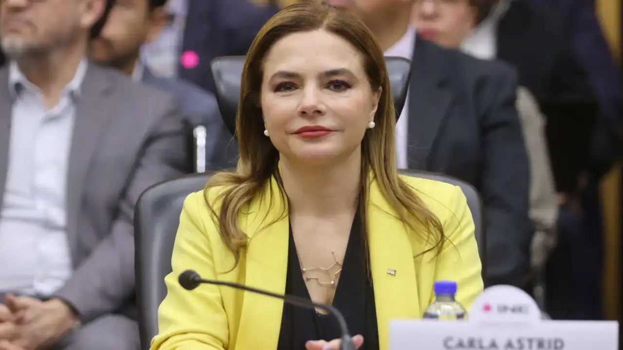Sala de sesiones del INE con consejeros electorales durante una reunión