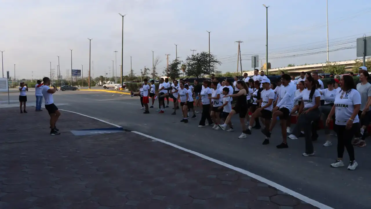 Familias participando en carrera en el Polideportivo Reynosa