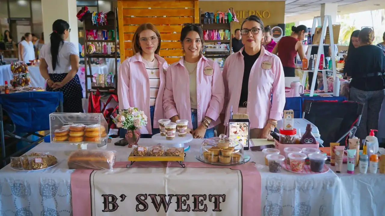Emprendedores en el Bazar Escala MX en la explanada de Palacio de Gobierno en Culiacán