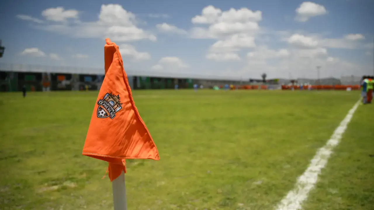 Reclusas jugando futbol en centro penitenciario de Guanajuato