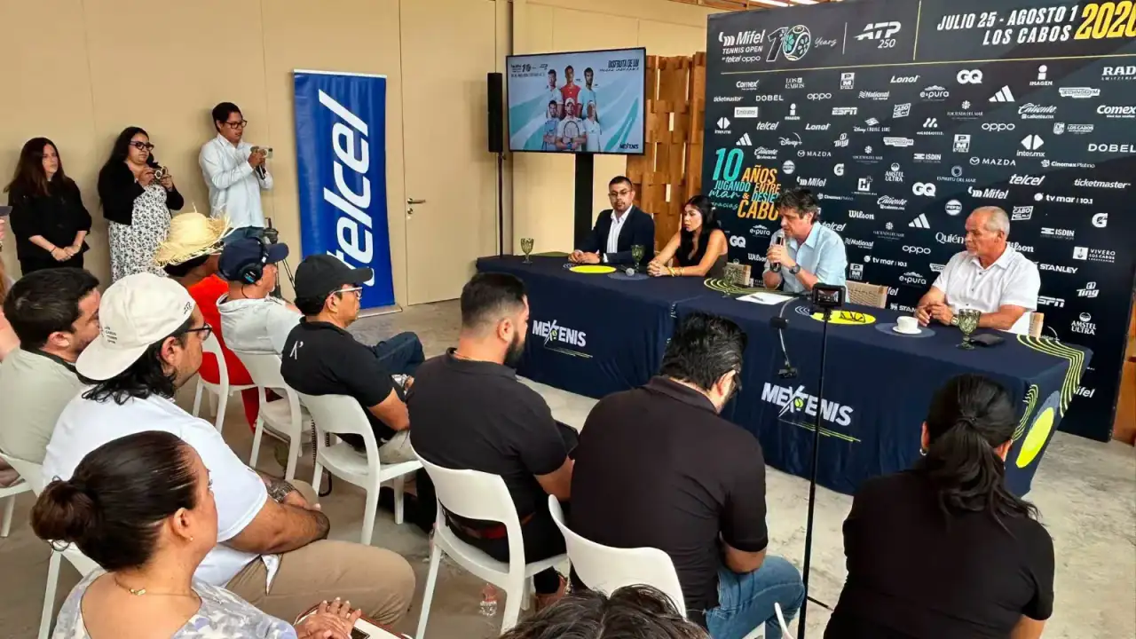 Cancha de tenis con público durante el Mifel Tennis Open en Los Cabos