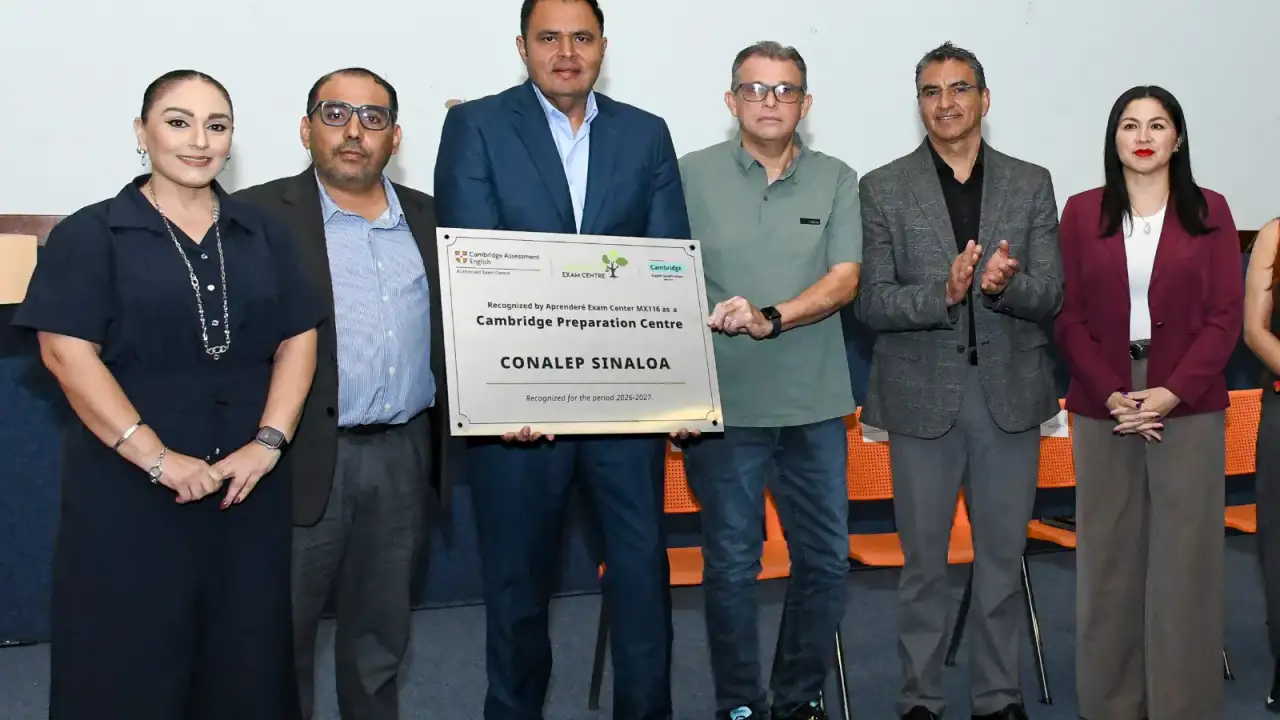 Autoridades educativas durante la firma de un convenio en Sinaloa