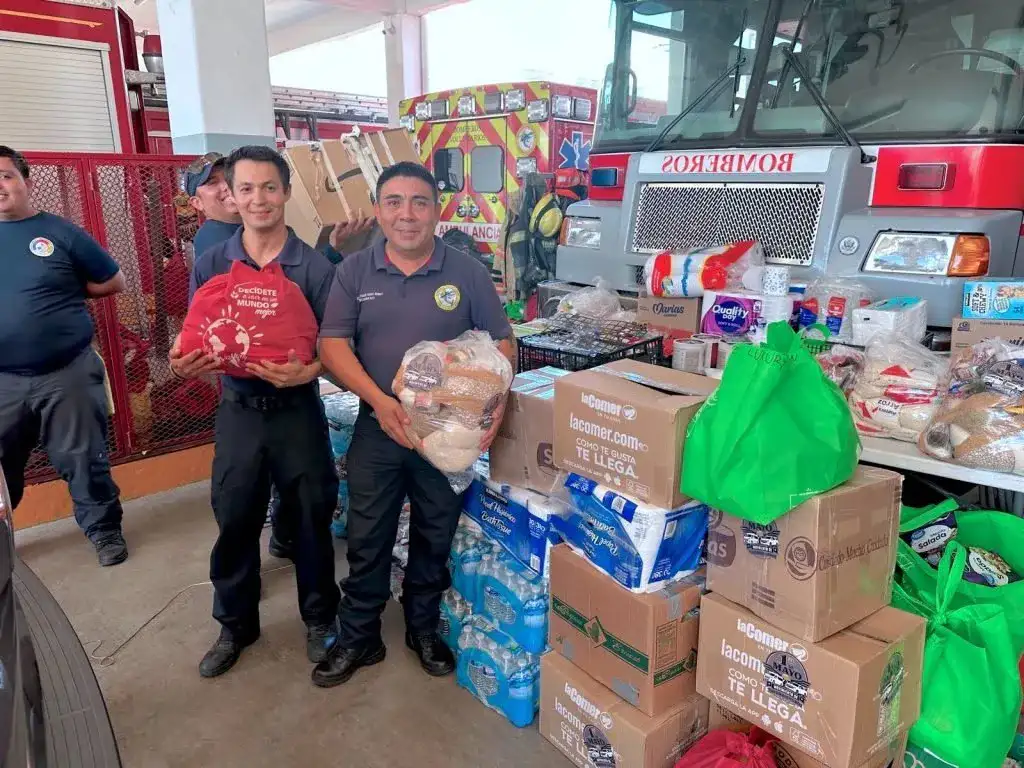 Camioneta de bomberos cargada con víveres en Cabo San Lucas