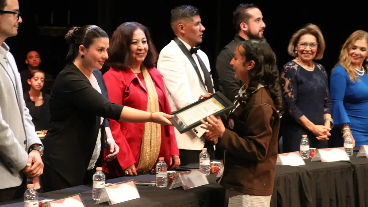 Ceremonia de clausura del ciclo escolar en el Teatro Ramón López Velarde de Zacatecas