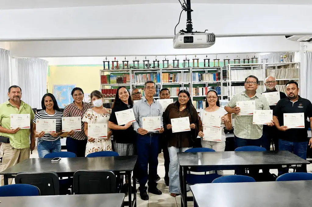 Personas en una sesión del programa educativo en un aula