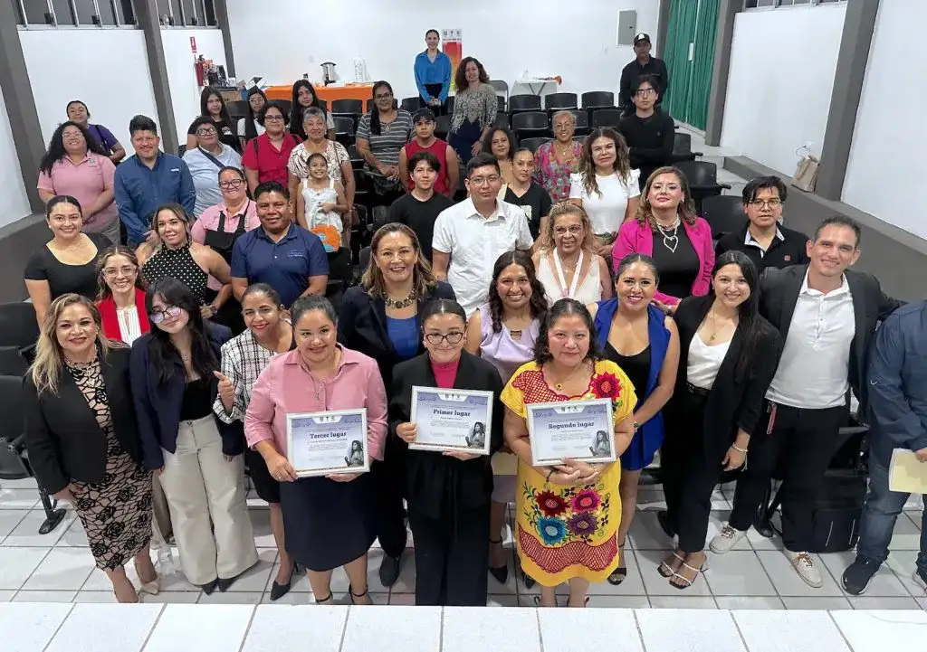 Estudiantes y autoridades durante la final de un concurso de oratoria en un aula escolar