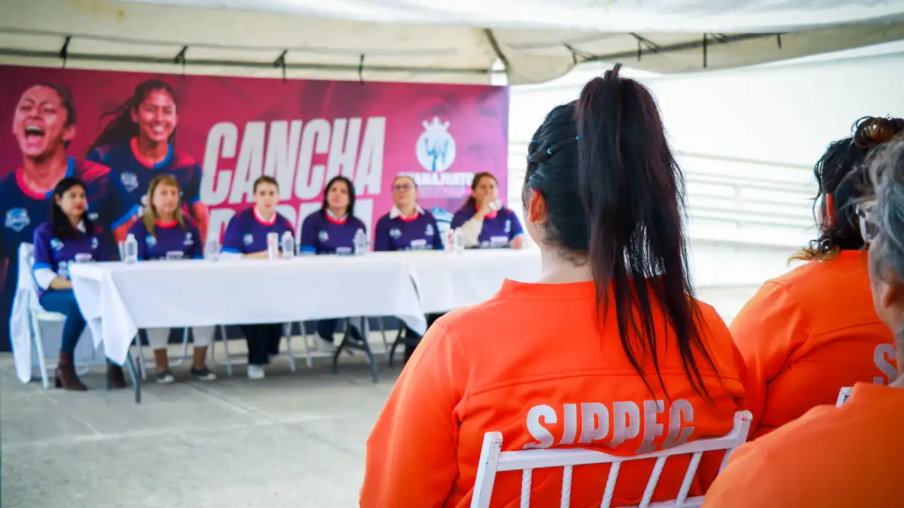 Mujeres privadas de la libertad atendiendo conferencia en un centro penitenciario