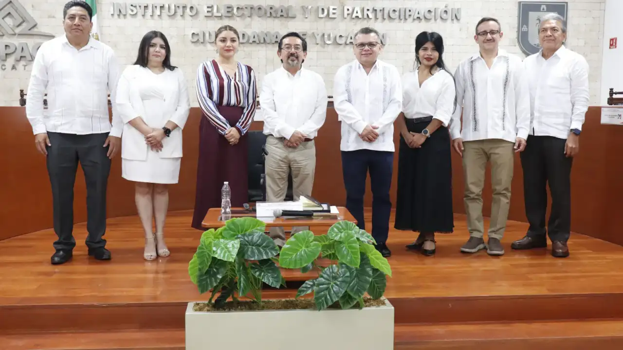 Consejero Arturo Chávez durante conferencia en el IEPAC Yucatán