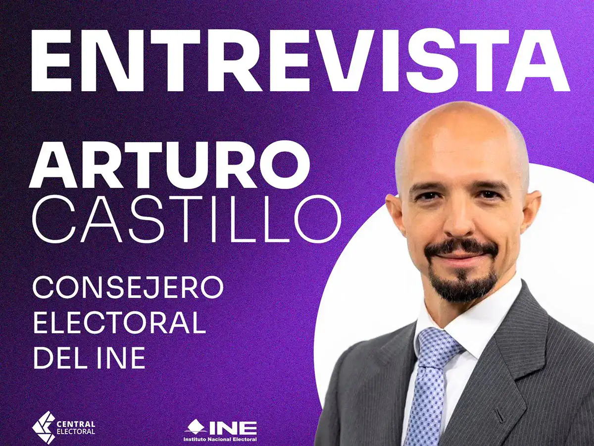 Retrato del consejero electoral Arturo Castillo durante una entrevista
