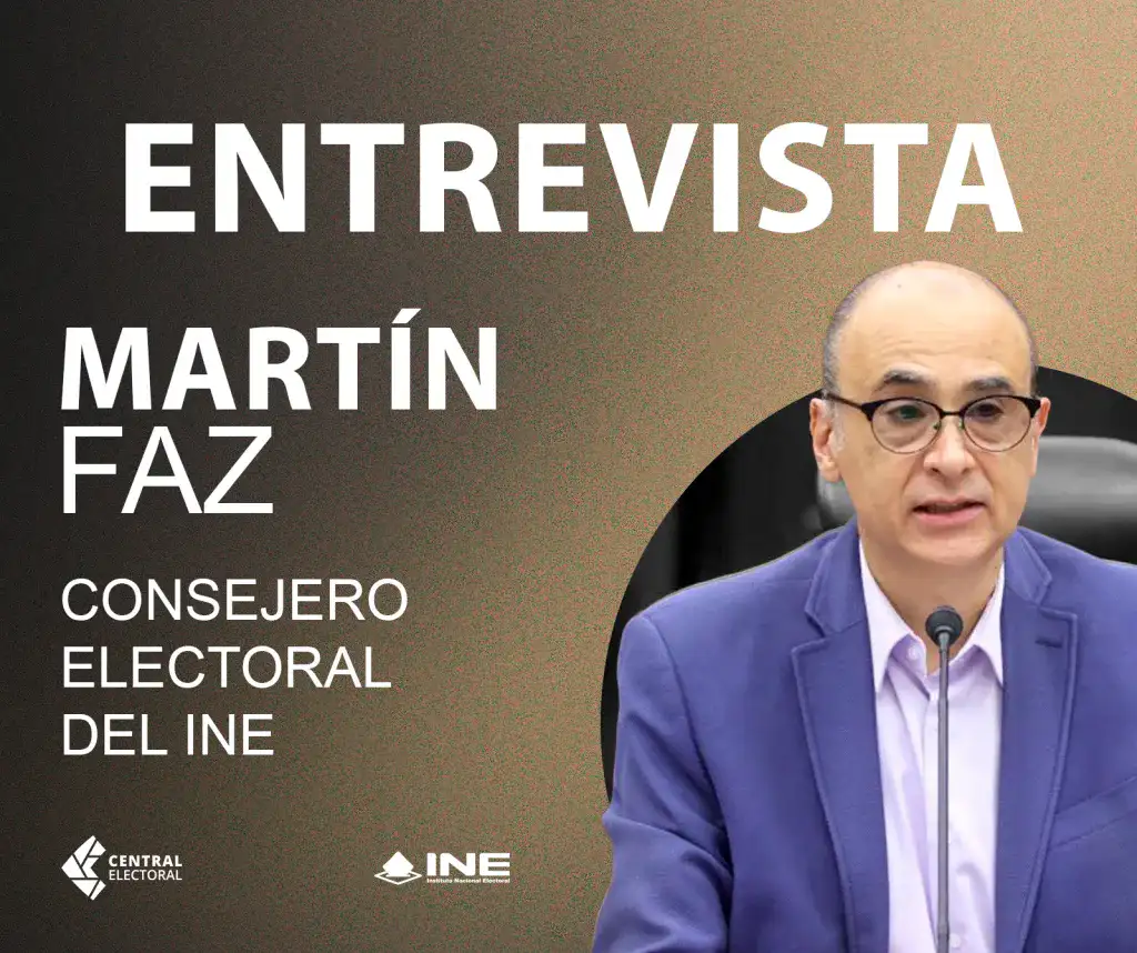 Consejero electoral durante una entrevista sobre la organización del proceso electoral