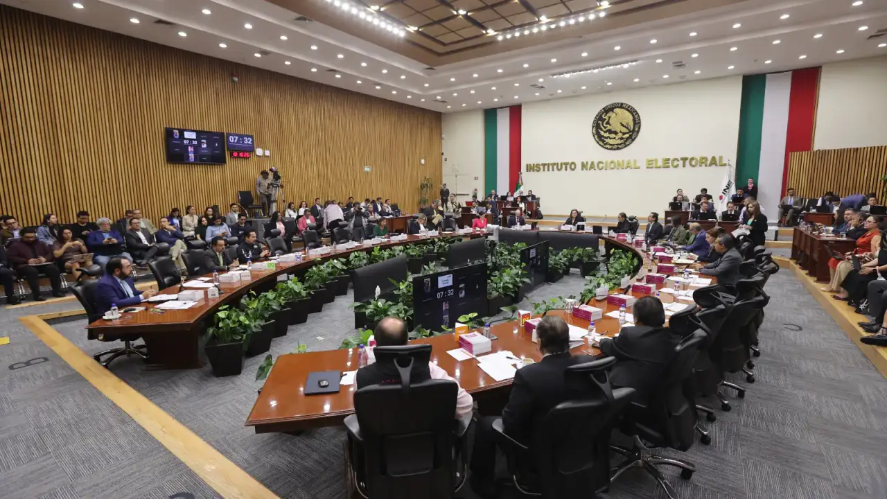 Sesión del Consejo General del INE con consejeros en la mesa