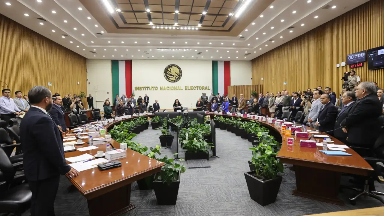 Sesión del Consejo General del INE con consejeros y representantes de partidos.