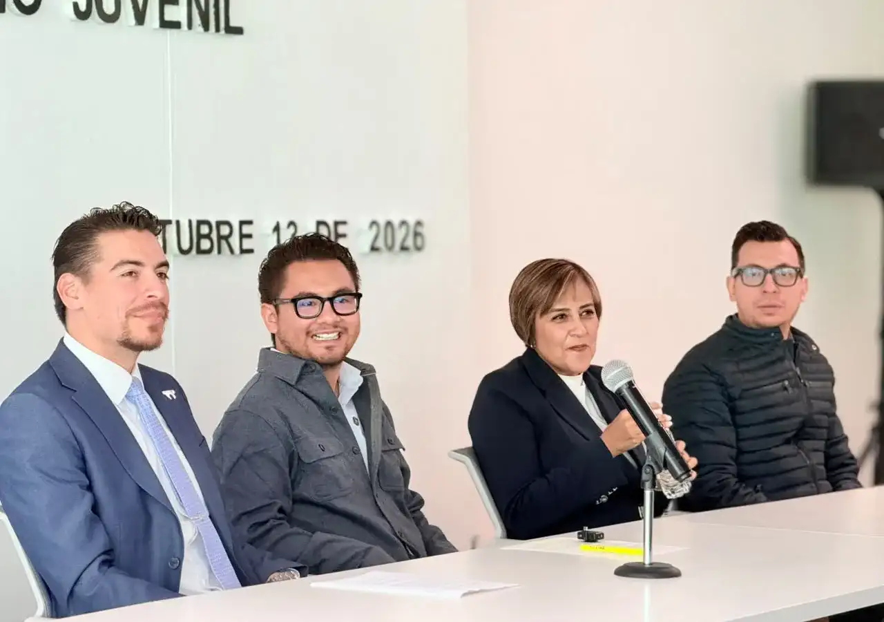 Jóvenes universitarios durante una reunión de trabajo en Querétaro