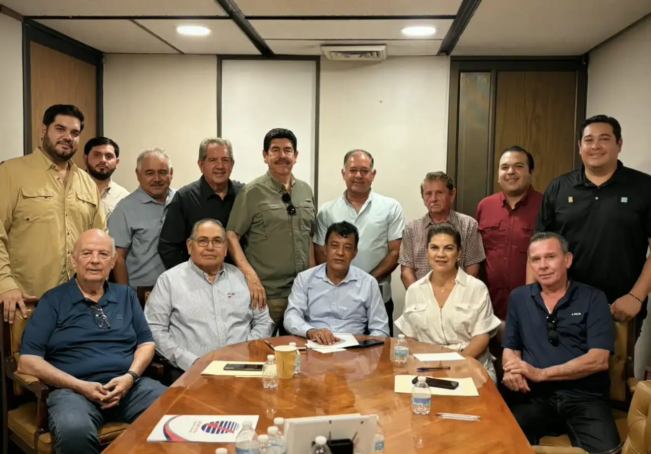 Reunión entre el secretario de Obras Públicas de Sinaloa y dirigentes de la industria de la construcción