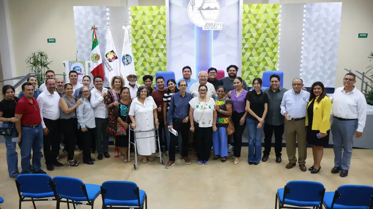 Personas reunidas en un conversatorio sobre interculturalidad en la UABCS