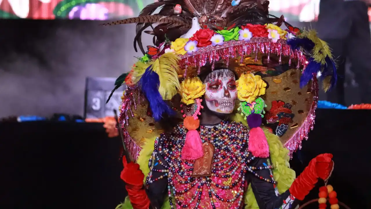 Catrinas y ofrendas tradicionales durante el Festival de Día de Muertos en Baja California Sur