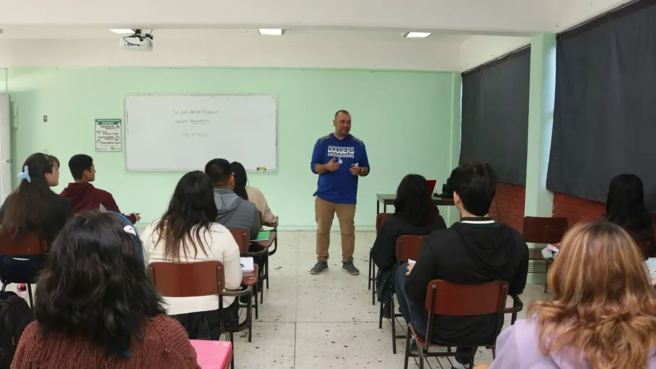 Estudiantes en un aula durante una actividad educativa
