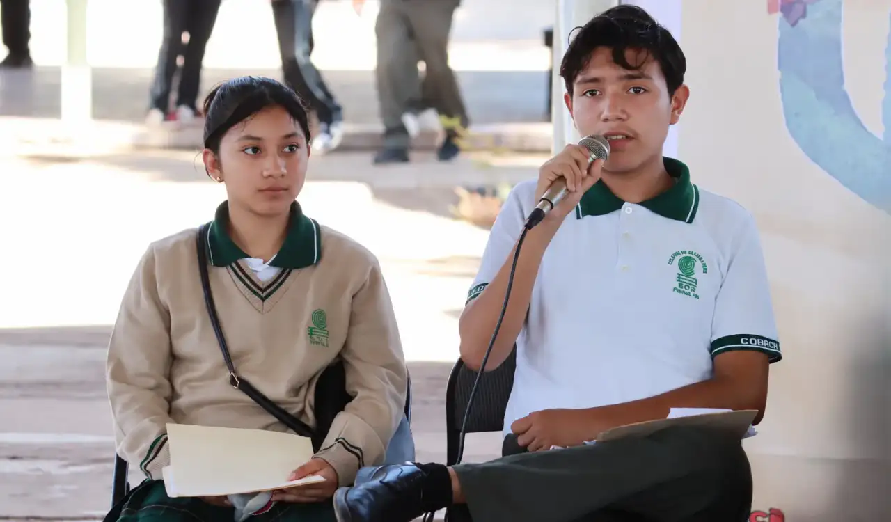 Estudiantes de preparatoria durante una actividad artística en Baja California Sur