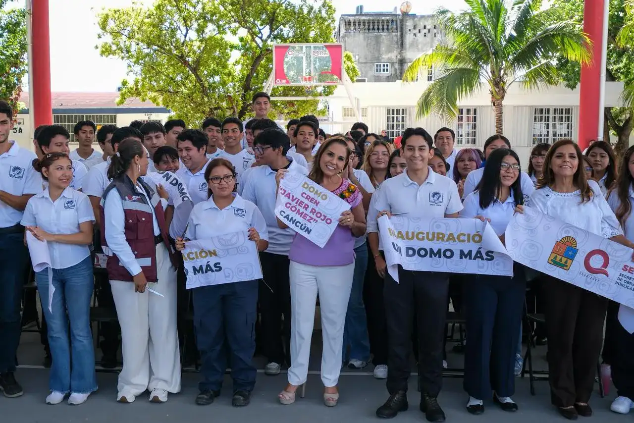 Estudiantes y autoridades durante la entrega de un domo en una escuela normal de Cancún