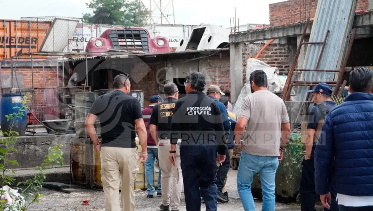 Personal municipal inspecciona un criadero de cerdos en Cuautitlán Izcalli