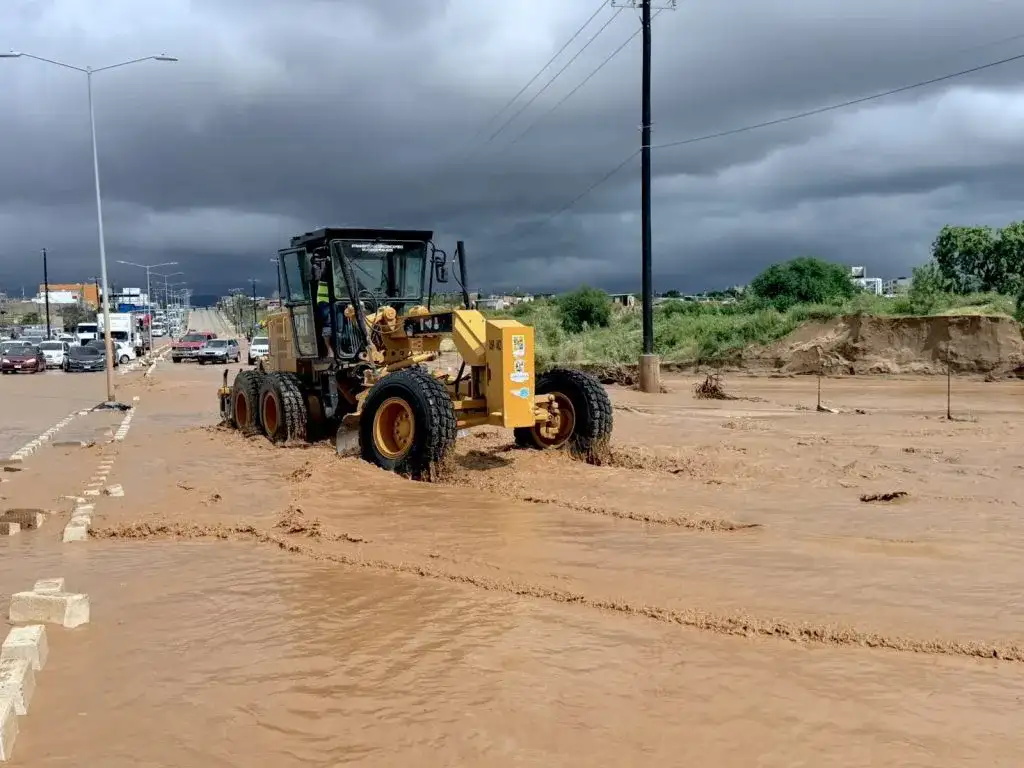 Trabajadores municipales retiran lodo de una calle en Cabo San Lucas