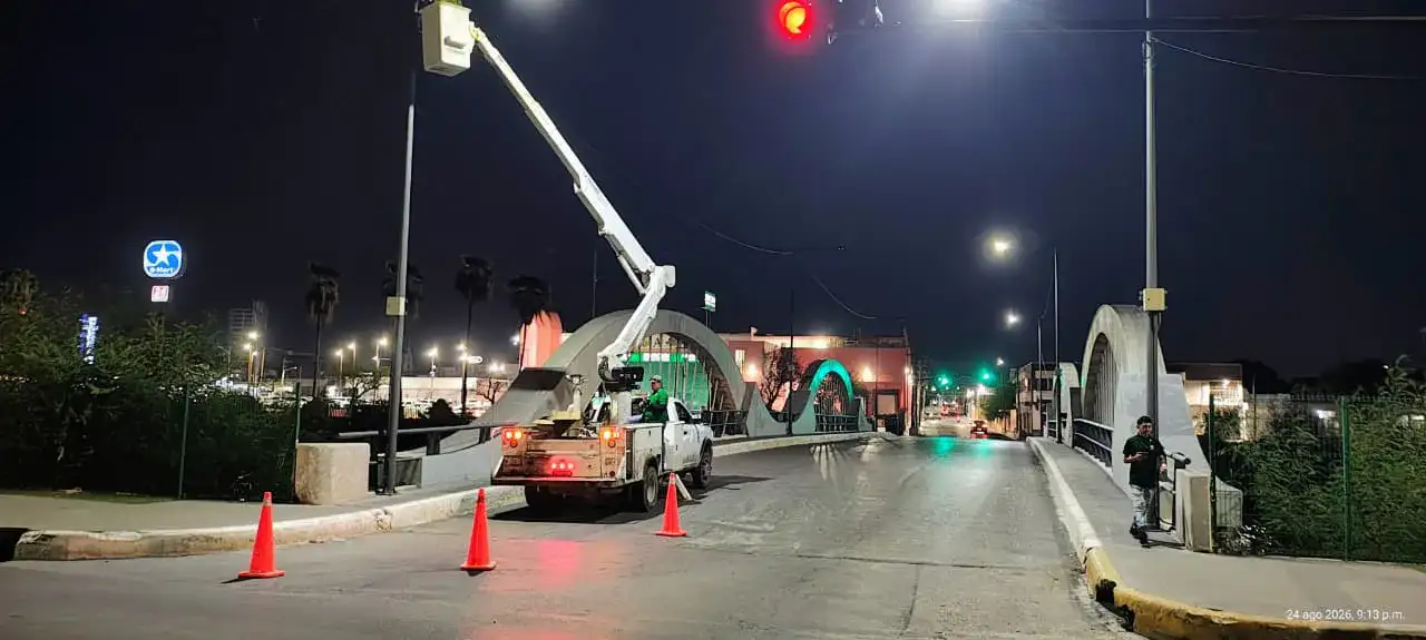 Trabajadores municipales reparando luminarias en una vialidad de Reynosa