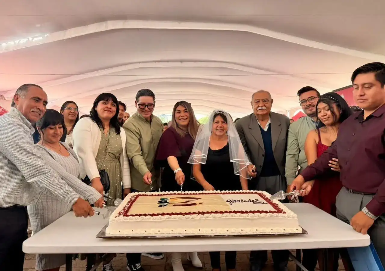 Parejas durante una jornada de matrimonios comunitarios en Cuautitlán Izcalli