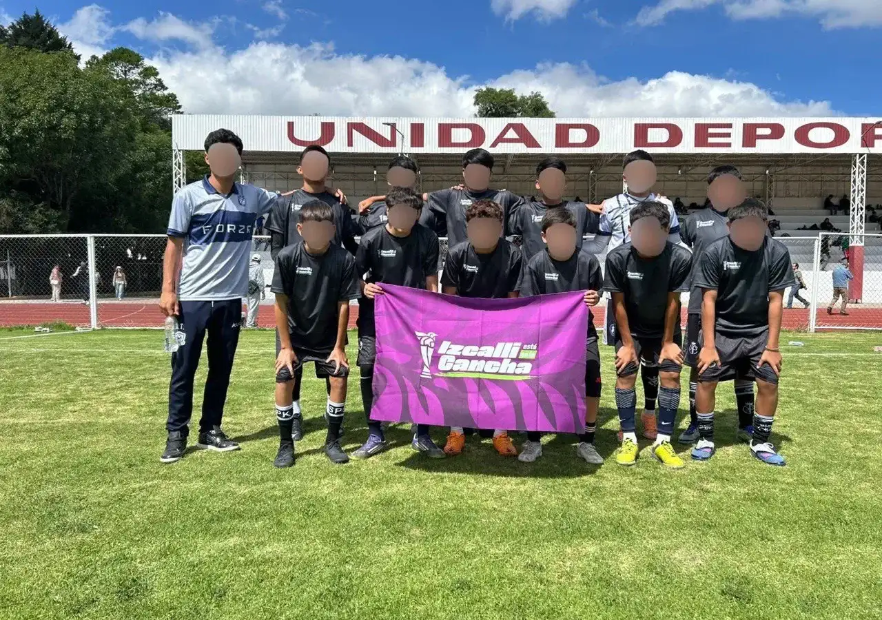 Jóvenes futbolistas celebrando un campeonato en la cancha