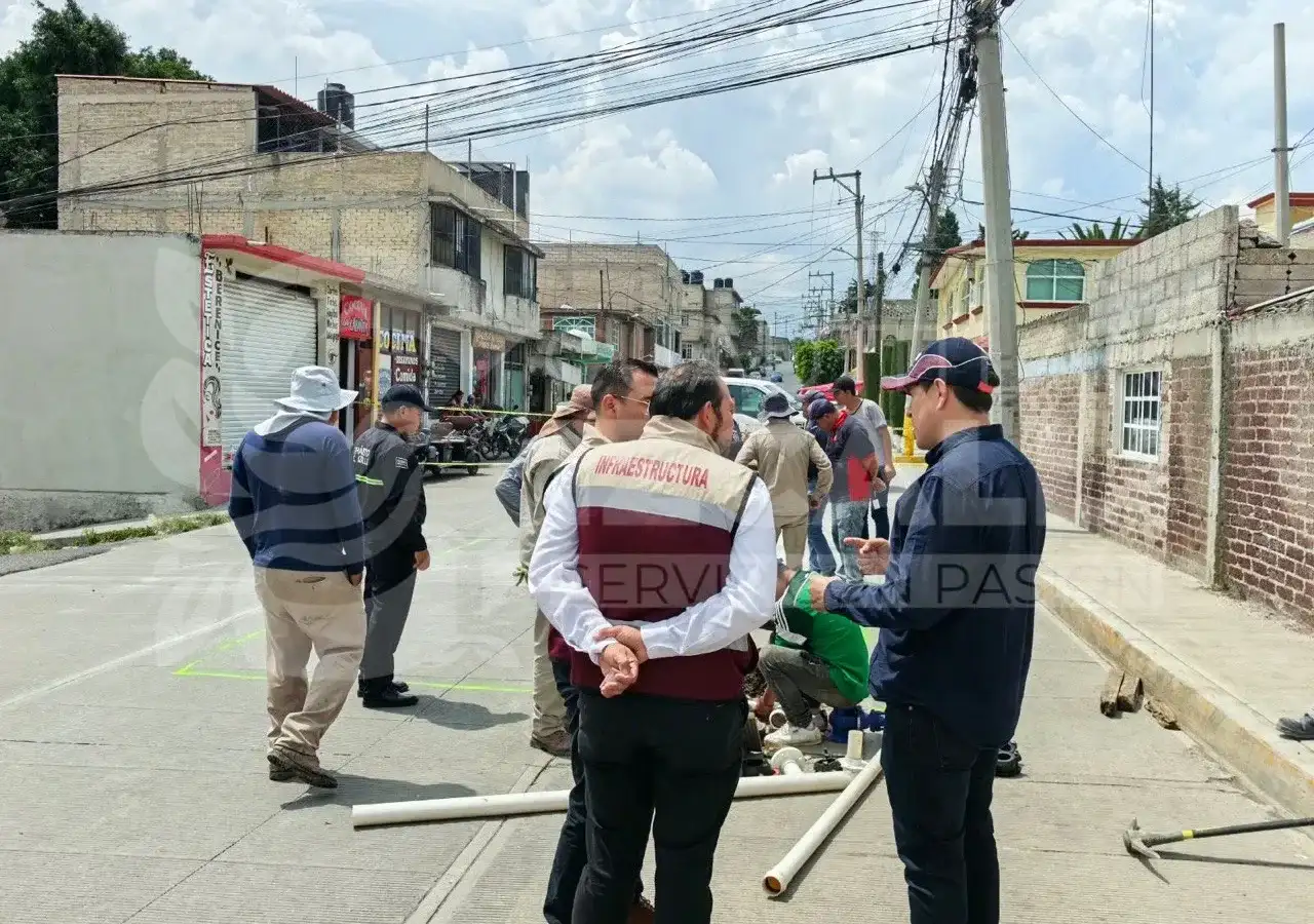 Personal municipal trabajando en la reparación de un socavón en una avenida