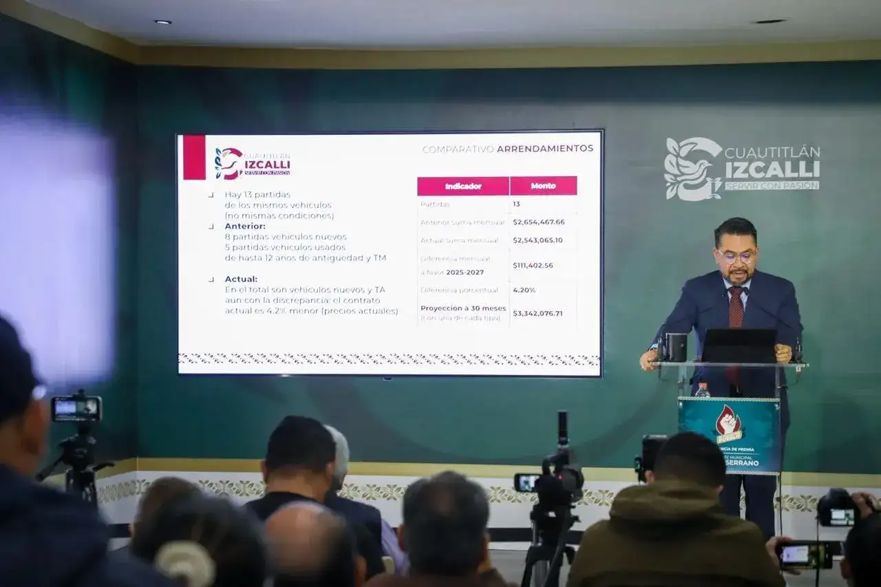 Vehículos municipales estacionados en un patio de Cuautitlán Izcalli