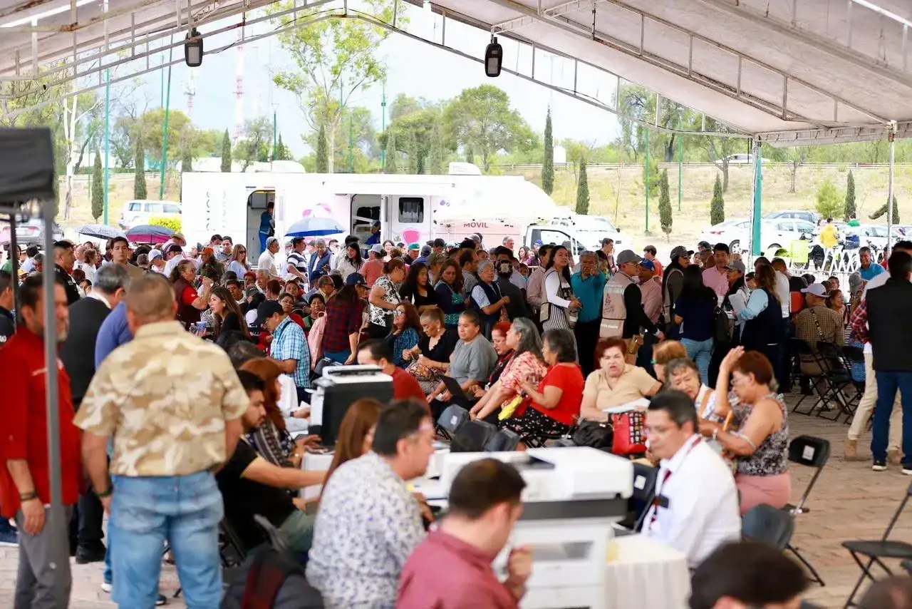 Vecinos y funcionarios municipales durante una jornada de atención en Cuautitlán Izcalli