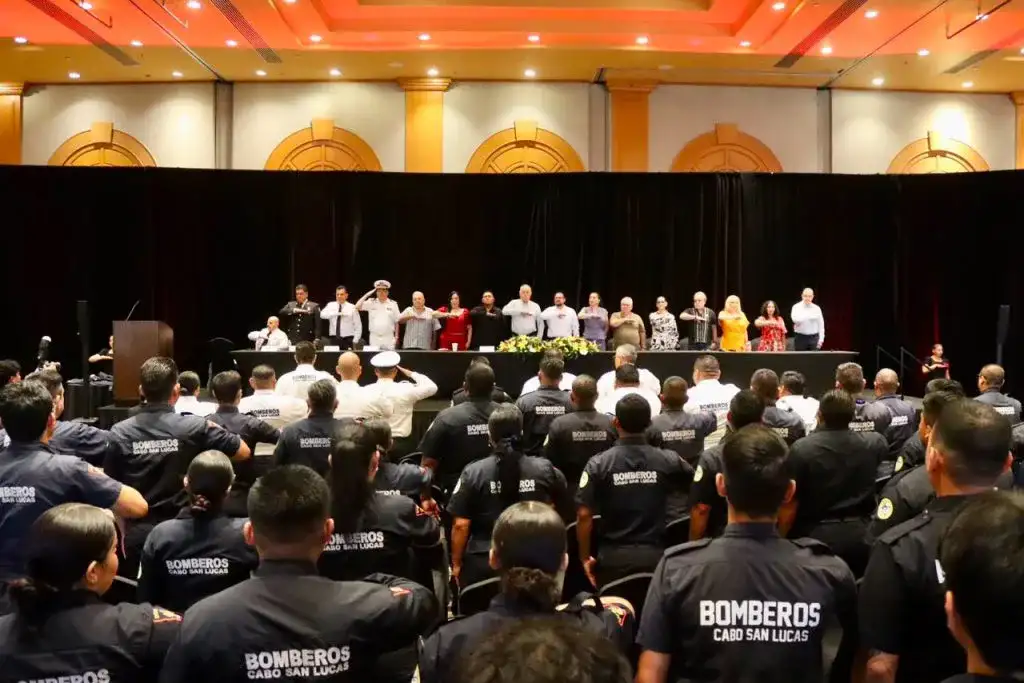 Ceremonia de graduación de bomberos en Cabo San Lucas con entrega de reconocimientos