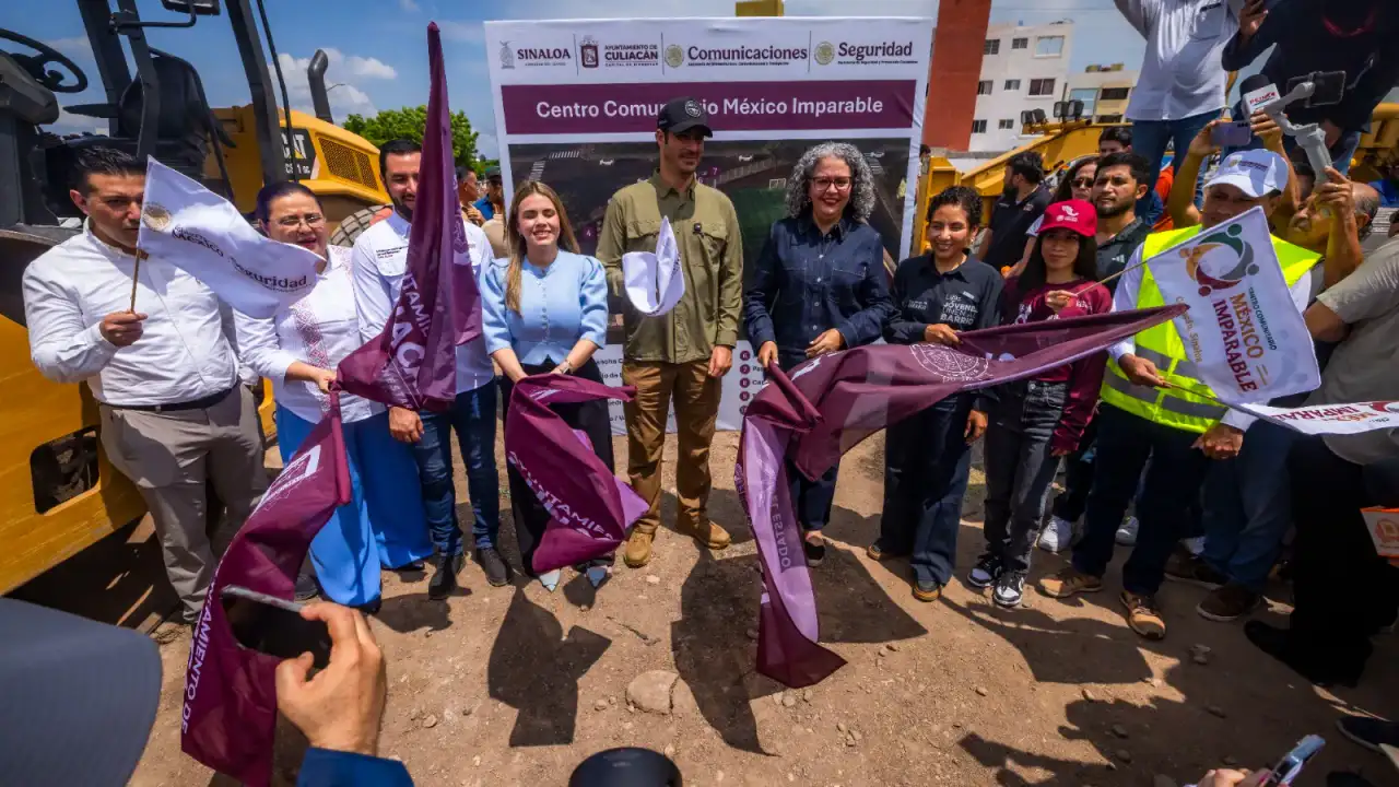 Jóvenes y autoridades durante el arranque de obra del centro comunitario en Culiacán