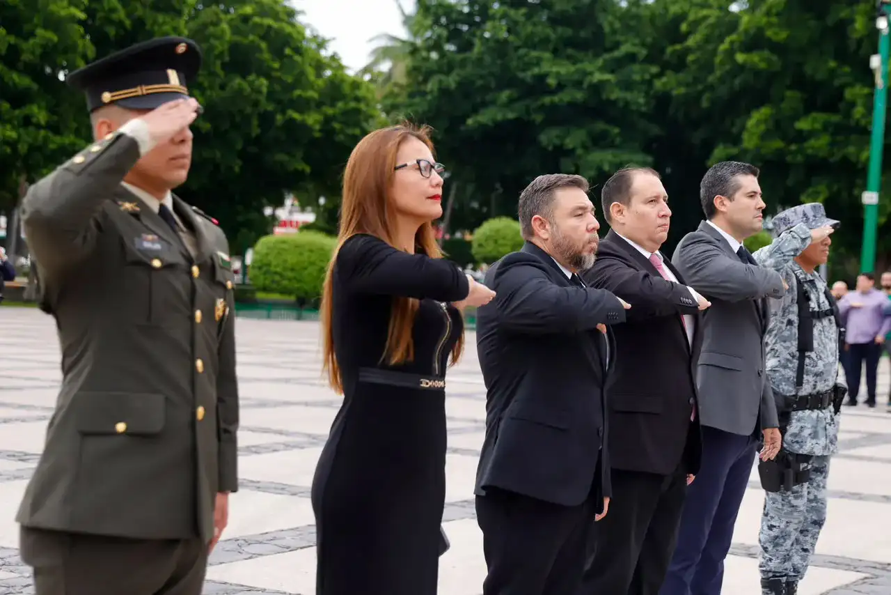 Autoridades y estudiantes durante el acto cívico en la plaza de Palacio de Gobierno en Culiacán