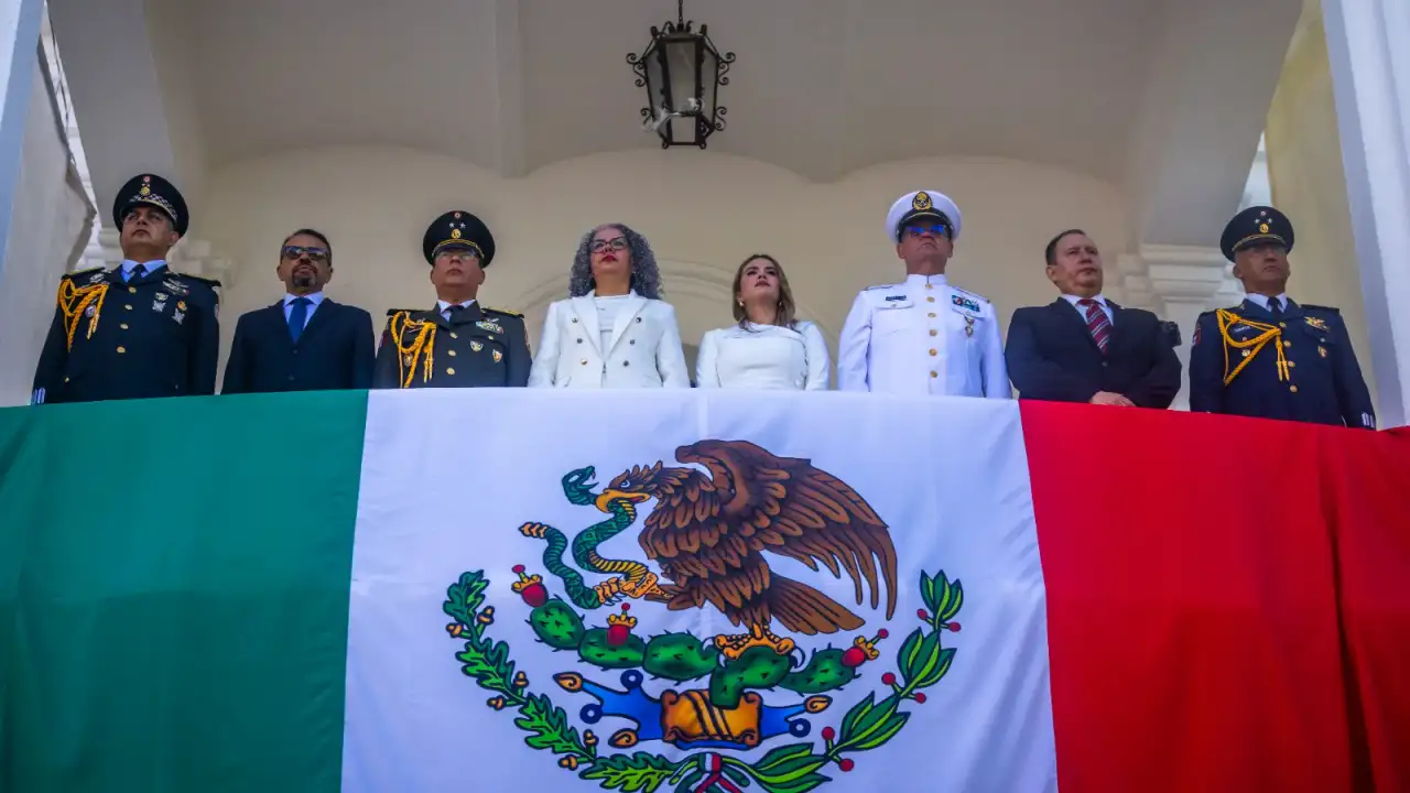 Contingentes militares desfilan por la avenida Álvaro Obregón en Culiacán
