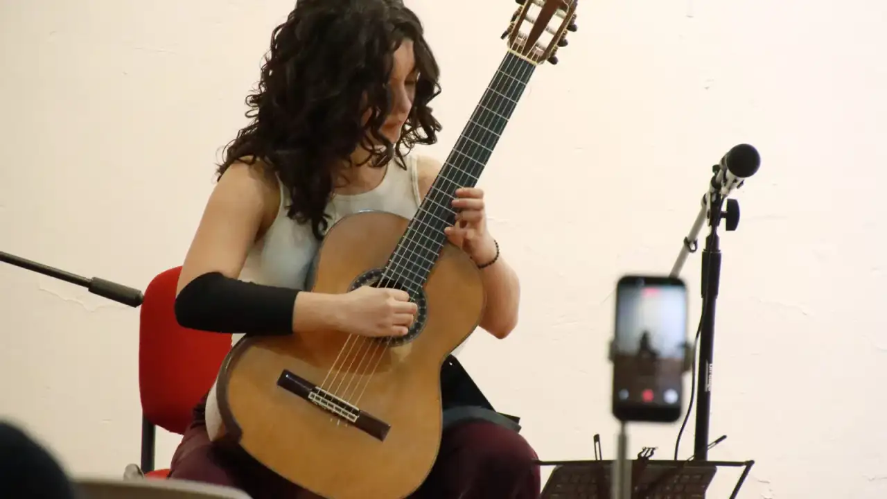 Artistas y público durante una presentación cultural en Baja California Sur