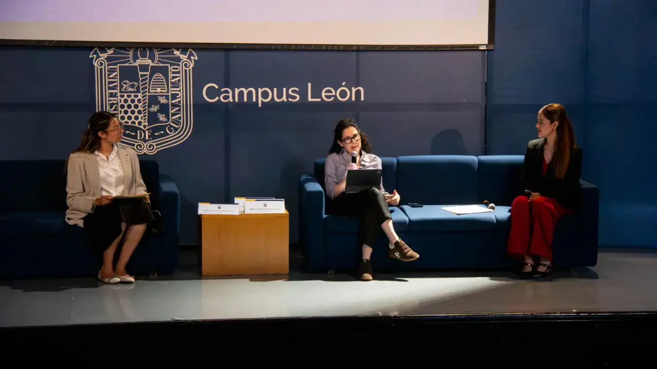 Estudiantes y funcionaria durante un encuentro cultural en la Universidad de Guanajuato