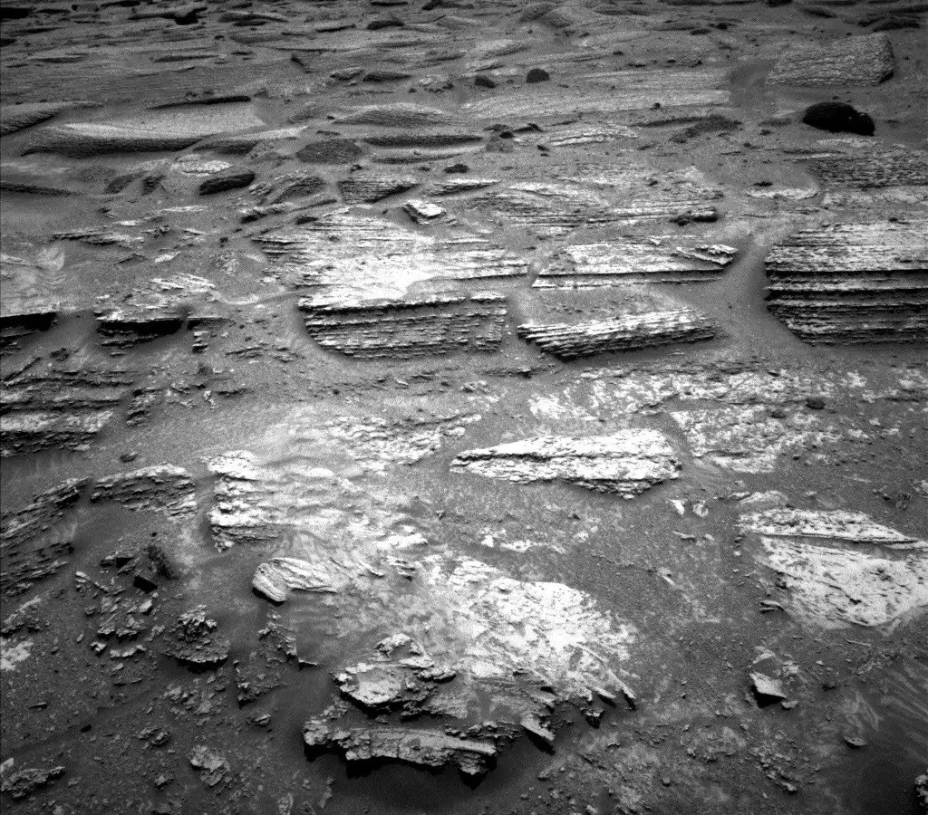 Imagen del rover Curiosity en la superficie de Marte con fondo rocoso