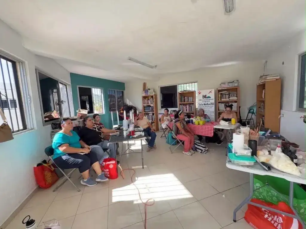 Personas participando en un taller de elaboración de velas artesanales