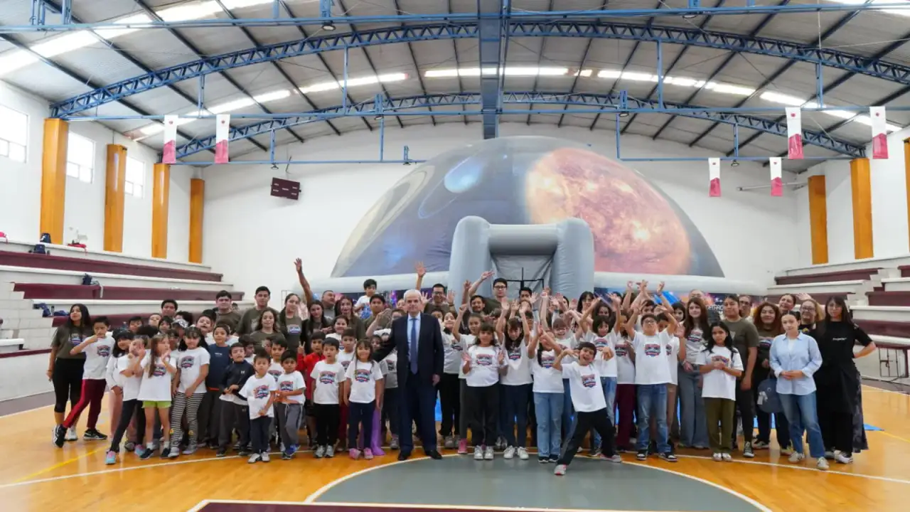 Niños participando en una actividad de realidad virtual durante el Curso de Verano del ISSSTEZAC en Zacatecas.