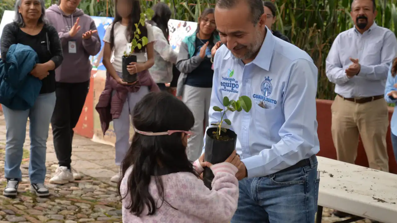 Niños realizando actividades al aire libre durante el curso de verano en la Cuenca de la Esperanza