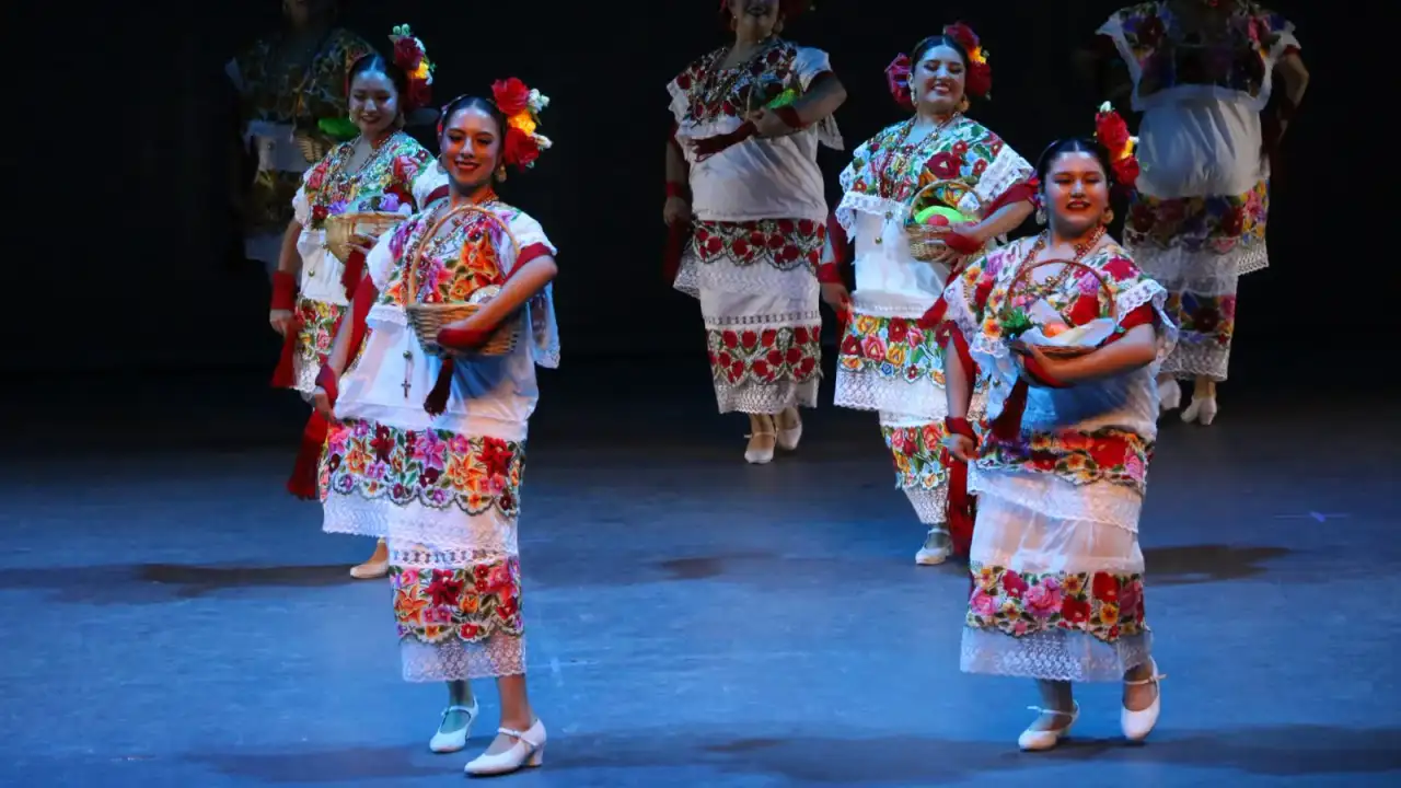 Bailarines en escena durante una presentación de danza folclórica