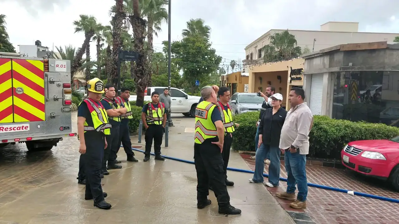 Trabajadores y autoridades durante labores de desazolve en una clínica del IMSS