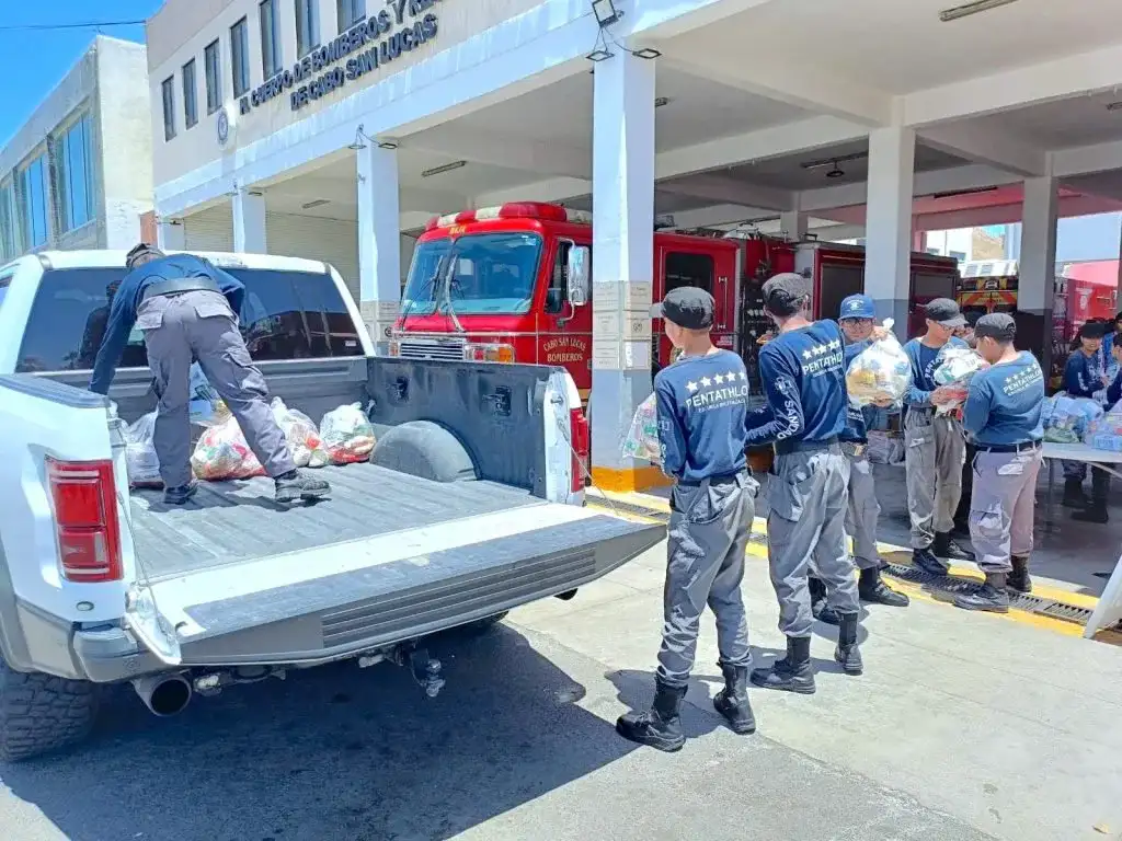 Cargamento de despensas en camión de bomberos de Cabo San Lucas
