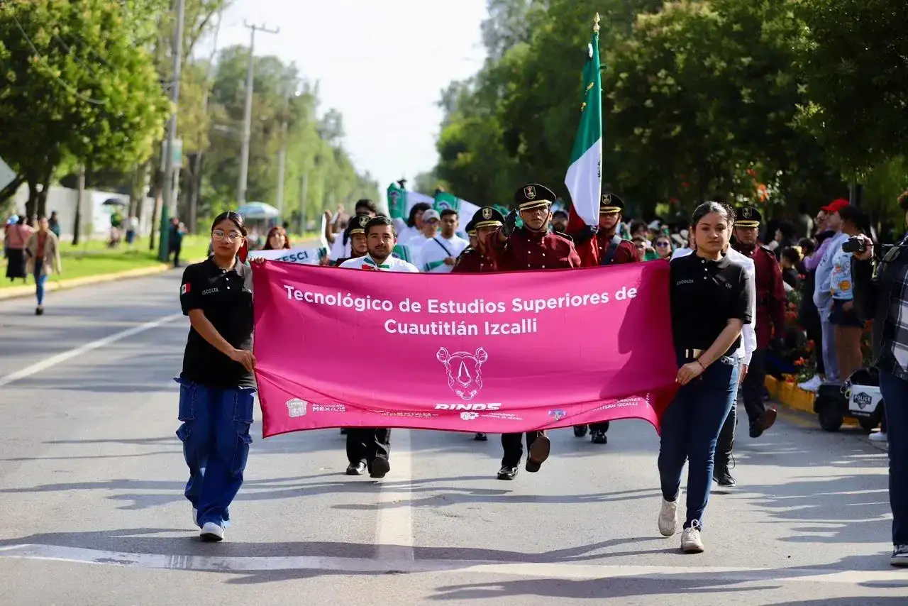 Personas desfilando en la avenida Constitución durante el desfile cívico en Cuautitlán Izcalli