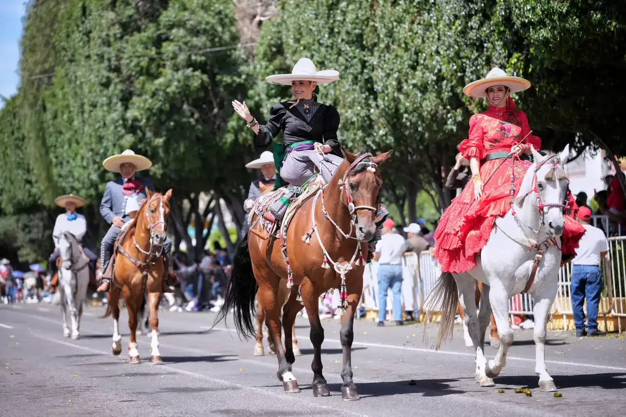 Personas observando el Desfile Cívico Militar en el Centro Histórico de Querétaro