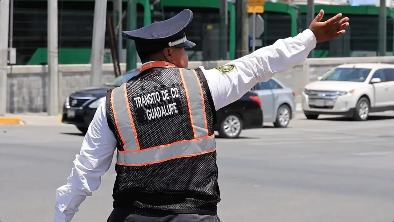 Agentes de tránsito en una avenida cercana a una escuela en Guadalupe, Nuevo León