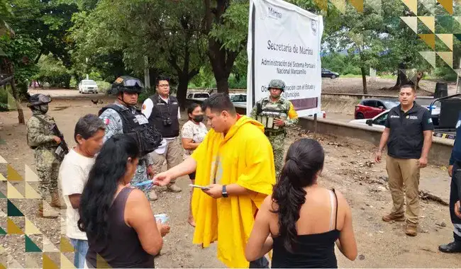 Elementos de seguridad y protección civil durante labores preventivas por el huracán Simon en la costa del Pacífico